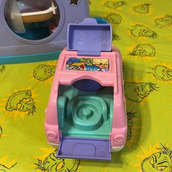 PRE OWNED LOT OF FISHER PRICE LITTLE PEOPLE CUDDLE AND PLAY SET AND WORKING CAR - Picture 8 of 15